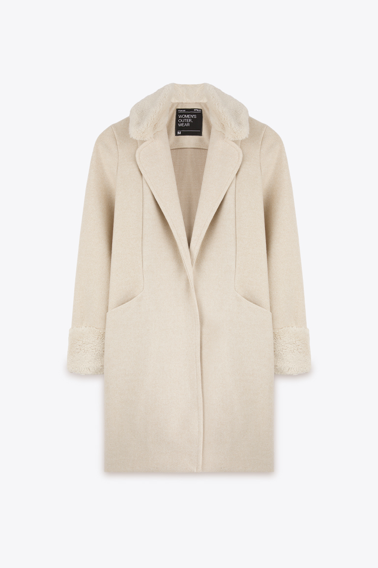 MANTEAU AVEC FOURRURE SUR LE COL