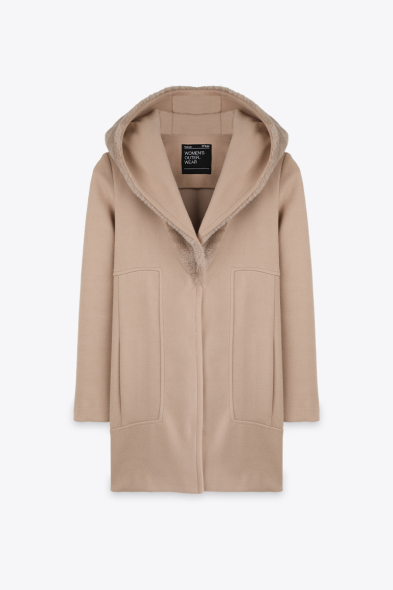 MANTEAU À CAPUCHON ET FOURRURE