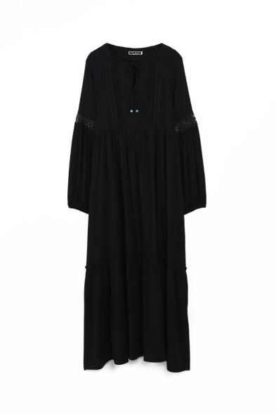 ROBE NOIRE AVEC DENTELLE