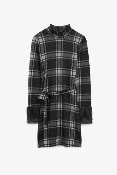 ROBE AVEC DÉTAILS EN FOURRURE
