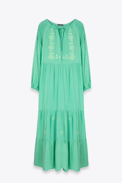ROBE AVEC BRODERIE