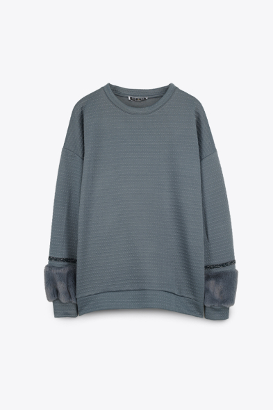 TOP AVEC DETAILS SUR MANCHES