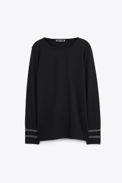 TOP AVEC DETAILS SUR MANCHES