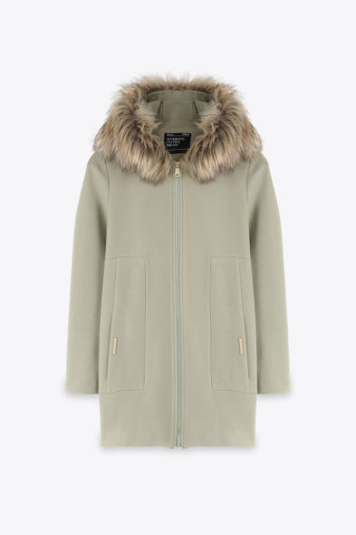 MANTEAU DOUX À FOURRURE ET CAPUCHE